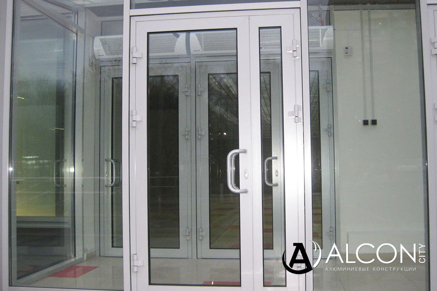 Двери алюминиевые со стеклом в Звенигороде